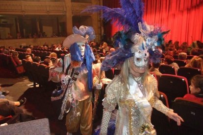 Carnaval histórico en el Cervantes. La final que se vivió en el teatro con intensidad trasladó la fiesta a la calle.