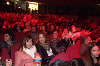 Carnaval histórico en el Cervantes. La final que se vivió en el teatro con intensidad trasladó la fiesta a la calle.