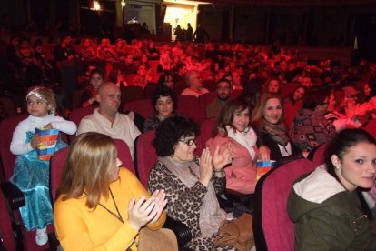 Carnaval histórico en el Cervantes. La final que se vivió en el teatro con intensidad trasladó la fiesta a la calle.