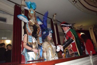 Carnaval histórico en el Cervantes. La final que se vivió en el teatro con intensidad trasladó la fiesta a la calle.