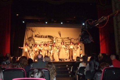 Carnaval histórico en el Cervantes. La final que se vivió en el teatro con intensidad trasladó la fiesta a la calle.