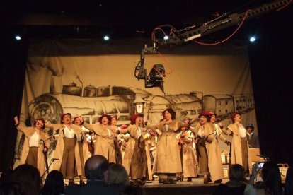 Carnaval histórico en el Cervantes. La final que se vivió en el teatro con intensidad trasladó la fiesta a la calle.