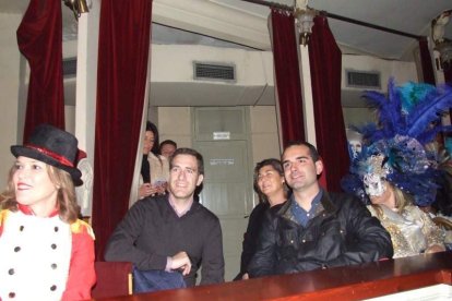 Carnaval histórico en el Cervantes. La final que se vivió en el teatro con intensidad trasladó la fiesta a la calle.
