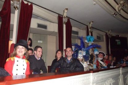 Carnaval histórico en el Cervantes. La final que se vivió en el teatro con intensidad trasladó la fiesta a la calle.