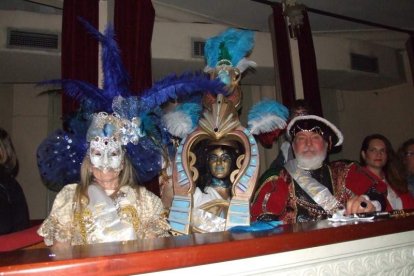 Carnaval histórico en el Cervantes. La final que se vivió en el teatro con intensidad trasladó la fiesta a la calle.