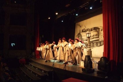 Carnaval histórico en el Cervantes. La final que se vivió en el teatro con intensidad trasladó la fiesta a la calle.