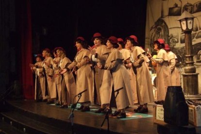 Carnaval histórico en el Cervantes. La final que se vivió en el teatro con intensidad trasladó la fiesta a la calle.