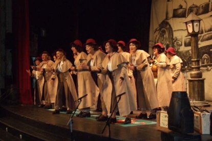 Carnaval histórico en el Cervantes. La final que se vivió en el teatro con intensidad trasladó la fiesta a la calle.