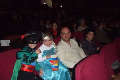 Carnaval histórico en el Cervantes. La final que se vivió en el teatro con intensidad trasladó la fiesta a la calle.