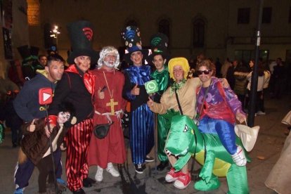Carnaval histórico en el Cervantes. La final que se vivió en el teatro con intensidad trasladó la fiesta a la calle.