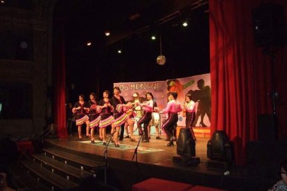 Carnaval histórico en el Cervantes. La final que se vivió en el teatro con intensidad trasladó la fiesta a la calle.