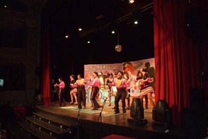 Carnaval histórico en el Cervantes. La final que se vivió en el teatro con intensidad trasladó la fiesta a la calle.