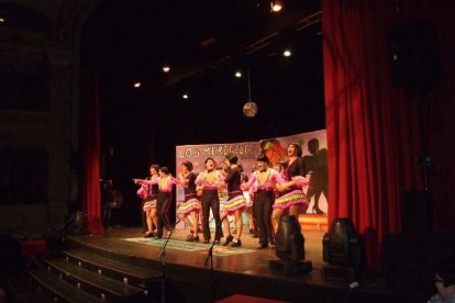 Carnaval histórico en el Cervantes. La final que se vivió en el teatro con intensidad trasladó la fiesta a la calle.