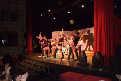 Carnaval histórico en el Cervantes. La final que se vivió en el teatro con intensidad trasladó la fiesta a la calle.