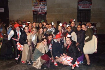 Carnaval histórico en el Cervantes. La final que se vivió en el teatro con intensidad trasladó la fiesta a la calle.