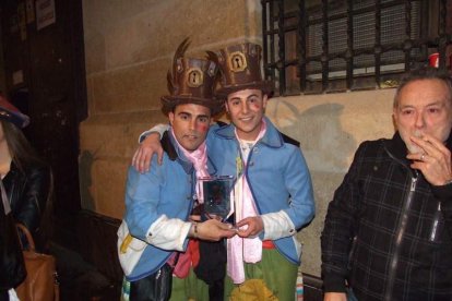 Carnaval histórico en el Cervantes. La final que se vivió en el teatro con intensidad trasladó la fiesta a la calle.