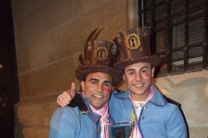 Carnaval histórico en el Cervantes. La final que se vivió en el teatro con intensidad trasladó la fiesta a la calle.