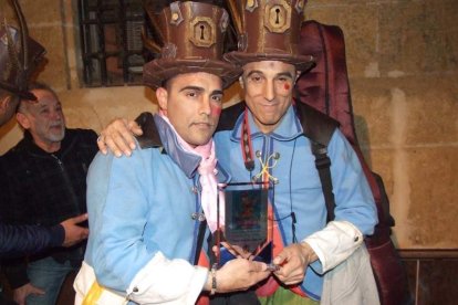 Carnaval histórico en el Cervantes. La final que se vivió en el teatro con intensidad trasladó la fiesta a la calle.