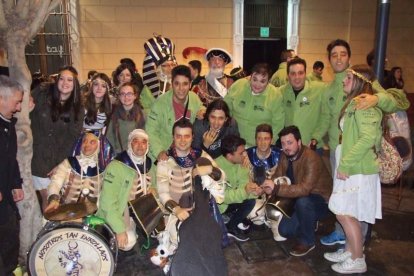 Carnaval histórico en el Cervantes. La final que se vivió en el teatro con intensidad trasladó la fiesta a la calle.