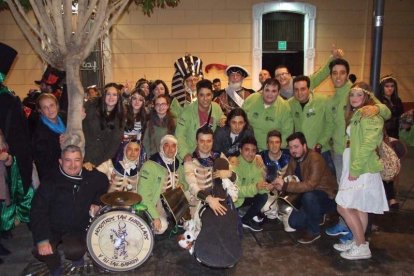 Carnaval histórico en el Cervantes. La final que se vivió en el teatro con intensidad trasladó la fiesta a la calle.