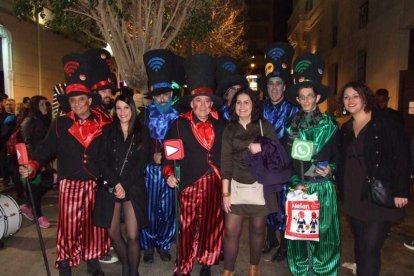 Carnaval histórico en el Cervantes. La final que se vivió en el teatro con intensidad trasladó la fiesta a la calle.