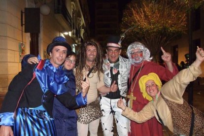 Carnaval histórico en el Cervantes. La final que se vivió en el teatro con intensidad trasladó la fiesta a la calle.