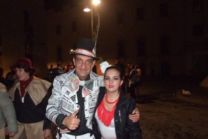 Carnaval histórico en el Cervantes. La final que se vivió en el teatro con intensidad trasladó la fiesta a la calle.