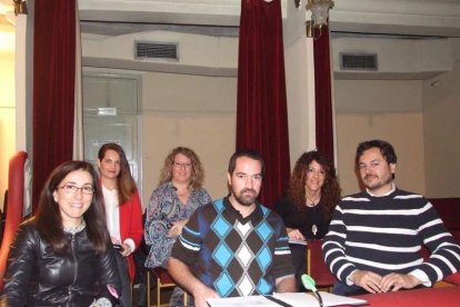 Carnaval histórico en el Cervantes. La final que se vivió en el teatro con intensidad trasladó la fiesta a la calle.