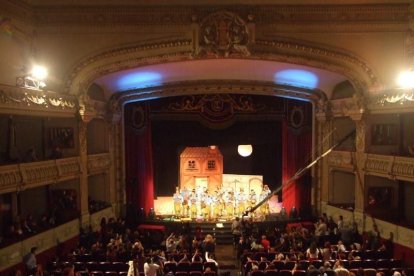 Carnaval histórico en el Cervantes. La final que se vivió en el teatro con intensidad trasladó la fiesta a la calle.