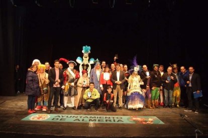Carnaval histórico en el Cervantes. La final que se vivió en el teatro con intensidad trasladó la fiesta a la calle.