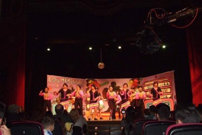 Carnaval histórico en el Cervantes. La final que se vivió en el teatro con intensidad trasladó la fiesta a la calle.