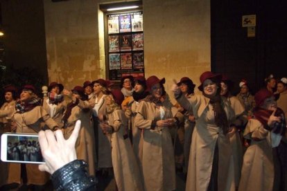 Carnaval histórico en el Cervantes. La final que se vivió en el teatro con intensidad trasladó la fiesta a la calle.
