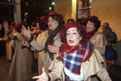 Carnaval histórico en el Cervantes. La final que se vivió en el teatro con intensidad trasladó la fiesta a la calle.