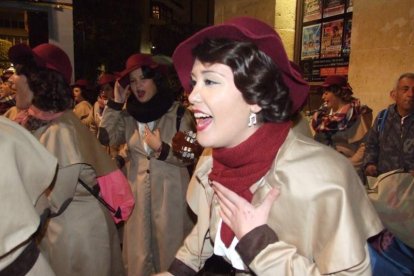 Carnaval histórico en el Cervantes. La final que se vivió en el teatro con intensidad trasladó la fiesta a la calle.