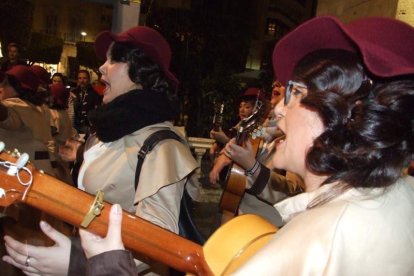 Carnaval histórico en el Cervantes. La final que se vivió en el teatro con intensidad trasladó la fiesta a la calle.