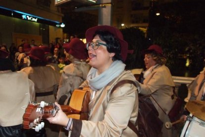 Carnaval histórico en el Cervantes. La final que se vivió en el teatro con intensidad trasladó la fiesta a la calle.