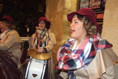 Carnaval histórico en el Cervantes. La final que se vivió en el teatro con intensidad trasladó la fiesta a la calle.