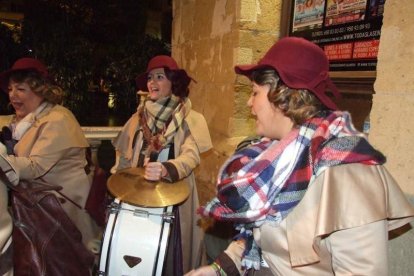Carnaval histórico en el Cervantes. La final que se vivió en el teatro con intensidad trasladó la fiesta a la calle.