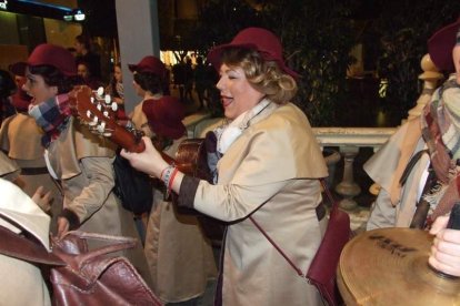 Carnaval histórico en el Cervantes. La final que se vivió en el teatro con intensidad trasladó la fiesta a la calle.