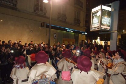 Carnaval histórico en el Cervantes. La final que se vivió en el teatro con intensidad trasladó la fiesta a la calle.