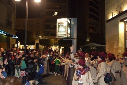 Carnaval histórico en el Cervantes. La final que se vivió en el teatro con intensidad trasladó la fiesta a la calle.