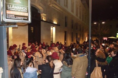 Carnaval histórico en el Cervantes. La final que se vivió en el teatro con intensidad trasladó la fiesta a la calle.
