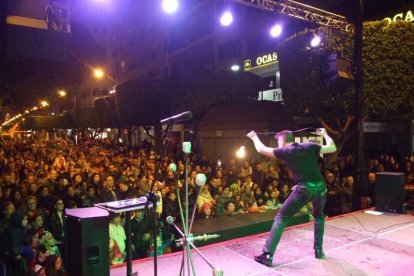 Carnaval histórico en el Cervantes. La final que se vivió en el teatro con intensidad trasladó la fiesta a la calle.