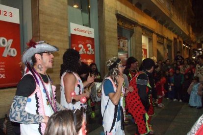 Carnaval histórico en el Cervantes. La final que se vivió en el teatro con intensidad trasladó la fiesta a la calle.