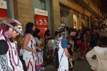 Carnaval histórico en el Cervantes. La final que se vivió en el teatro con intensidad trasladó la fiesta a la calle.