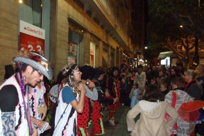 Carnaval histórico en el Cervantes. La final que se vivió en el teatro con intensidad trasladó la fiesta a la calle.