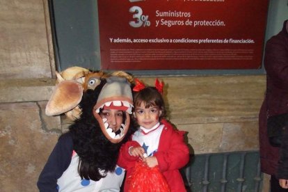 Carnaval histórico en el Cervantes. La final que se vivió en el teatro con intensidad trasladó la fiesta a la calle.