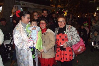 Carnaval histórico en el Cervantes. La final que se vivió en el teatro con intensidad trasladó la fiesta a la calle.