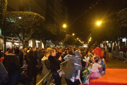 Carnaval histórico en el Cervantes. La final que se vivió en el teatro con intensidad trasladó la fiesta a la calle.