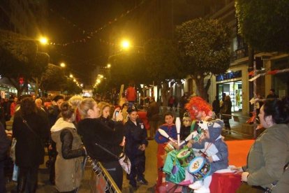 Carnaval histórico en el Cervantes. La final que se vivió en el teatro con intensidad trasladó la fiesta a la calle.
